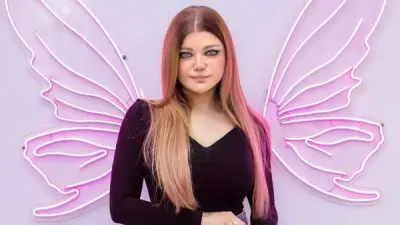 ياسمين الخطيب تخطف الأنظار بإطلالة كاجوال وتدخل في جدل دفاعاً عن شباب النزهة