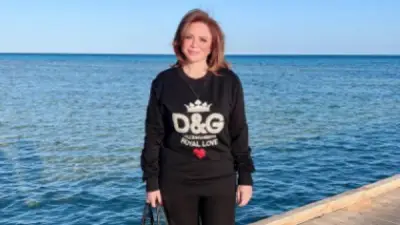 إلهام شاهين تخطف الأنظار برشاقتها في جولة سياحية بسوما باي