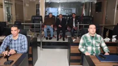 محافظ بني سويف يراقب من مركز السيطرة التزام المحال التجارية بمواعيد الغلق الجديدة