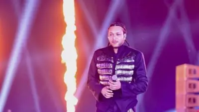 لمسة زوجته تصنع الفارق.. ويجز يلفت الأنظار بإطلالة مميزة في حفله الأخير