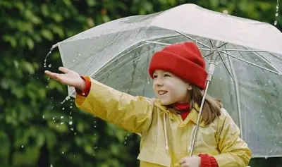 نصائح أساسية لحماية الأطفال من المخاطر أثناء الخروج في الأجواء الممطرة