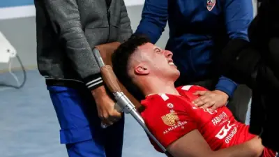 لاعب الأهلي سيف عابد يعاني من قطع في الرباط الصليبي ويغيب عن الموسم