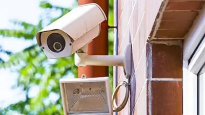 نيابة البساتين تأمر بتفريغ كاميرات المراقبة في قضية عاطل متخصص بسرقة الشقق