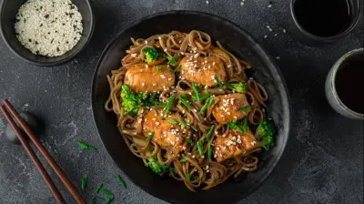 طريقة عمل المكرونة بالدجاج: وجبة سريعة ولذيذة للعائلة