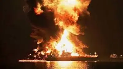 فرق الإطفاء البحري في دبي تتعامل مع حريق ناقلة نفط كويتية بعد هجوم بطائرة مسيرة