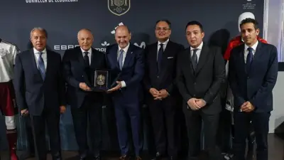 أبوريدة يهدي درعًا تذكاريًا لرئيس الاتحاد الإسباني رغم الهتافات العنصرية ضد منتخب مصر