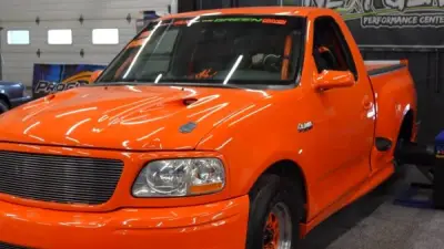 فورد F-150 لايتنينج الكلاسيكية تتحول إلى وحش بألف حصان عبر تعديل مذهل