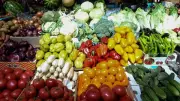 أسعار الخضار تشهد تباينًا ملحوظًا: انخفاض 8 أصناف وارتفاع الليمون 6 جنيهات في سوق العبور