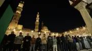 آلاف المصلين يؤدون صلاتي العشاء والتراويح في أجواء روحانية بالجامع الأزهر