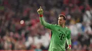 نوير يعود ويغيب.. إصابة الحارس تثير القلق في بايرن ميونخ قبل مواجهة أتالانتا
