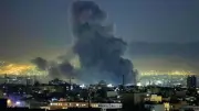 تصاعد دخان كثيف من مصفاة نفط في البحرين وسط توتر إقليمي وانفجارات في سترة