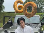 مصور سنغافوري يشعل مواقع التواصل بصور احتفالية لعيد ميلاده الستين