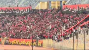 مشجع أهلاوي يهاجم الحكم محمد معروف خلال مباراة طلائع الجيش في الدوري المصري
