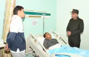 وزير الدفاع يزور المصابين بمجمع الجلاء الطبي للقوات المسلحة ويطمئن على صحتهم