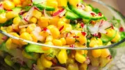 طريقة تحضير سلطة الذرة الحلوة بالجبن الشيدر: وصفة سهلة ولذيذة للمناسبات