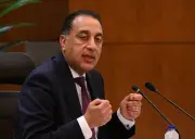 رئيس الوزراء يعلن إيقاف إضاءة اللوحات الإعلانية وتخفيف إنارة الشوارع لتوفير الطاقة