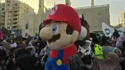 شخصيات سوبر ماريو والغوريلا تشارك الأطفال احتفالات عيد الفطر في مسجد الصديق