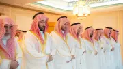 ولي عهد السعودية يؤدي صلاة العيد في المسجد الحرام وسط حضور جماهيري كبير