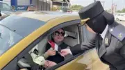 رجال الشرطة يوزعون الورود على المواطنين احتفالاً بعيد الفطر في مختلف المحافظات