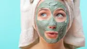 ماسكات طبيعية قبل النوم: سر بشرة مشرقة ونضرة في الصباح