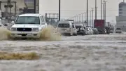 سيول عارمة تجتاح الكويت وتغلق طرقاً رئيسية وسط تحذيرات رسمية