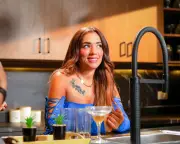 آية سليم تثير الجدل بصورتها مع السلم والثعبان في تجمع ثقافي