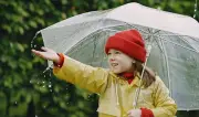 نصائح أساسية لحماية الأطفال من المخاطر أثناء الخروج في الأجواء الممطرة