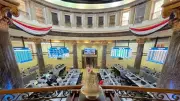 تباين مؤشرات البورصة المصرية بمستهل تعاملات الثلاثاء وسط تراجع مستمر