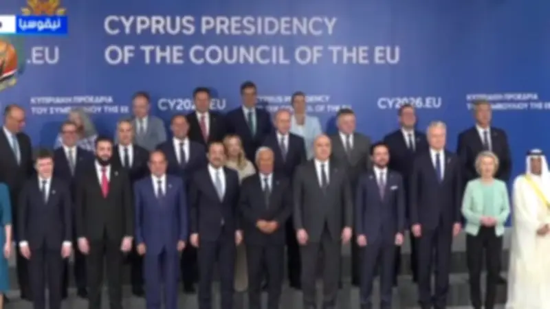 صورة تذكارية للسيسي مع المشاركين في الاجتماع العربي الأوروبي بقبرص