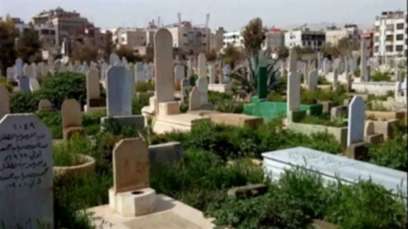 دار الإفتاء المصرية توضح حكم دفن النساء مع الرجال والشروط الشرعية للعملية