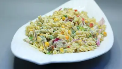 طريقة عمل سلطة تونة بالمكرونة لذيذة وسريعة في 10 دقائق