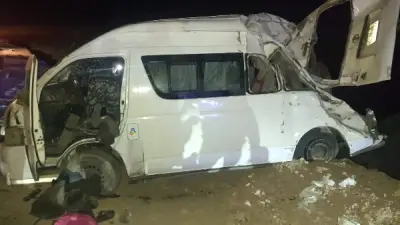 مصرع شخص وإصابة 14 في حادث انقلاب ميكروباص على طريق قنا - سفاجا