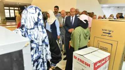 محافظ أسيوط يسلم 20 جهاز عروسة للفتيات الأكثر احتياجًا في العيد القومي