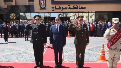 محافظ سوهاج يضع إكليل الزهور إحياءً للعيد القومي 227 للمحافظة