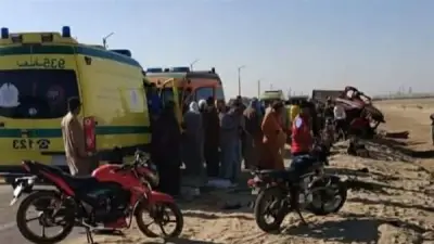 مصرع 3 وإصابة 18 في تصادم مروع بين سيارتي نقل على الطريق الصحراوي الغربي بالمنيا