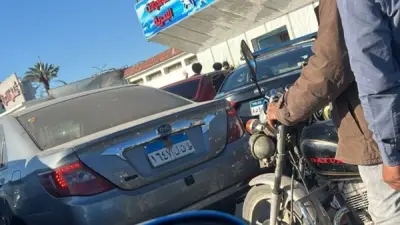 سيارة مسرعة تقتحم مطعمًا بالإسماعيلية: إصابة سيدة وتلف 3 سيارات