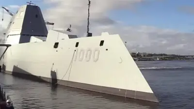 إصابة 3 بحارة في حريق على متن المدمرة الأمريكية 