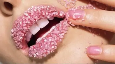 3 وصفات طبيعية لتقشير وتنعيم الشفاه بسرعة