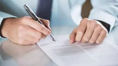 4 حالات إلزامية لقيد الأجانب في السجل التجاري.. وعقوبات للمخالفين