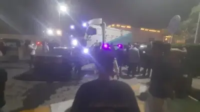 انقلاب تريلا بالهرم يهشم 6 سيارات ويتلف سور فندق مينا هاوس