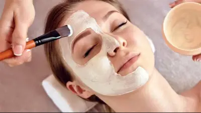 7 ماسكات طبيعية تعيد نضارة البشرة بعد يوم عصبي مع الأبناء