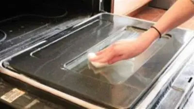 8 طرق سحرية لتنظيف الفرن من الدهون نهائيًا باستخدام مواد منزلية بسيطة