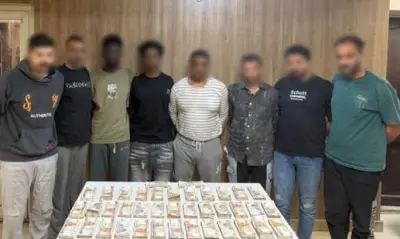 ضبط 8 متهمين استولوا على مبالغ مالية من الأجانب بالخداع في القاهرة