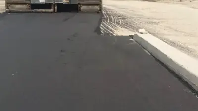 دمنهور تشهد حملات مكثفة لرصف الطرق وتحسين البنية التحتية ضمن خطة استثمارية شاملة