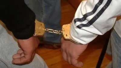 ضبط بائع شاي وآخر بتهمة سكب المياه على الرصيف ومنع الجلوس بحلوان