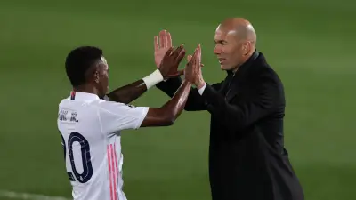 بيريز يدرس ولاية ثالثة لزيدان في ريال مدريد رغم اتفاقه الشفهي مع فرنسا