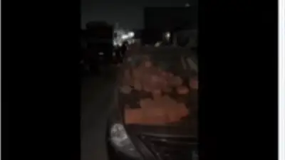 سقوط طوب من سيارة نقل يُتلف سيارة ملاكي بالمقطم وضبط السائق المخالف