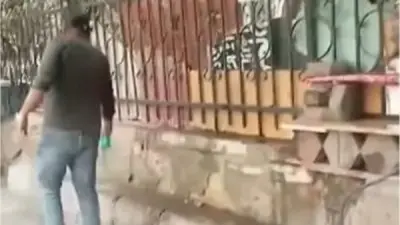 القبض على بائع يرش المياه على الرصيف لمنع الجلوس.. تفاصيل صادمة لمعاناة المواطنين