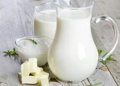 التوقف عن الألبان: فوائد صحية محتملة ومخاطر نقص العناصر الغذائية