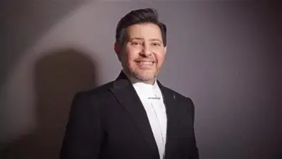 تضامن فني واسع مع هاني شاكر بعد تدهور حالته الصحية في فرنسا